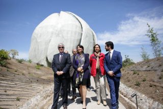 Một Đại Diện Baha'i dẫn đầu đoàn khách đặc biệt bao gồm Đại Diện của Tổng Thống Chile, Đại Diện của Toà Công Lý Quốc Tế và Thị Trưởng của thành phố Peñalolén tiến ra từ Đền Thờ.