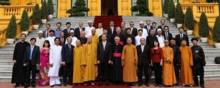 Chủ tịch Nước Trần Đại Quang chụp hình lưu niệm cùng đại diện các tôn giáo phía trước Phủ Chủ tịch
